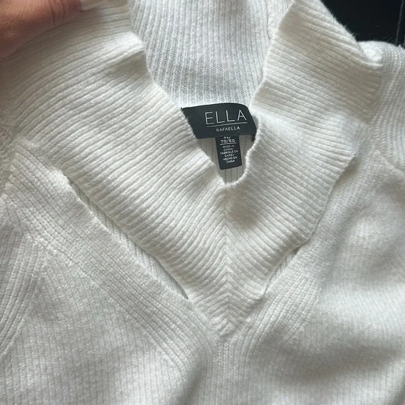 CUTOUT NECK SWEATER
ELLA Rafaella - Picture 3 of 4